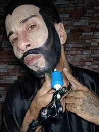 Coragem! Fã de Gusttavo Lima tatua barba no rosto para ficar parecido com o cantor