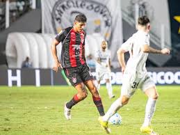 Volante do Vitória é líder em estatística no Brasileirão