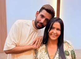 Shirley Carvalhaes pede oração pelo filho, internado em estado gravíssimo