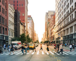 Imagen de busy city street with people walking