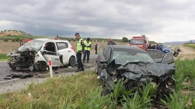 Manisa’da otomobiller kafa kafaya çarpıştı