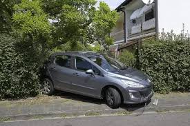 Auto fährt in Vor­gar­ten: Eine Tote in Ludwigshafen-​Gartenstadt