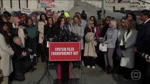 Arquivos Epstein: Trump Cede! O Que Esconde Essa Reviravolta?