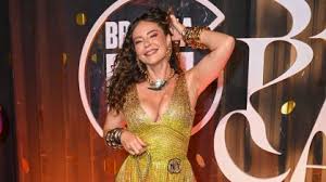 Paolla Oliveira posa em novo ensaio e web reage: "Uma deusa hipnotizante"