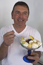 Michel Morand travaille les sorbets et glaces aux parfums d&#39;Ardèche (châtaigne, abricot, framboise) et d&#39;ailleurs (noix de coco, vanille de Madagascar, ... - 07-0089