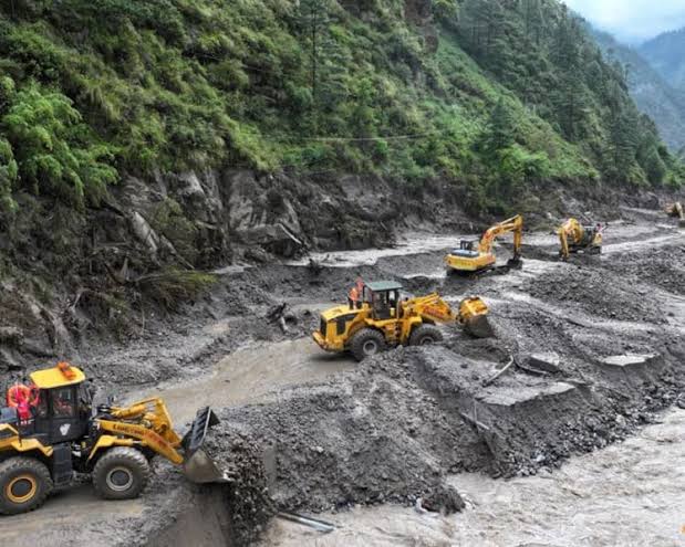 Hundreds missing after Nepal-Tibet floods; rain and risks of more floods complicate Chinese rescue in Tibet mudslide