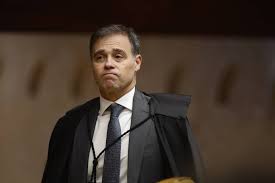 Mendonça manda soltar suspeitos de desvios no INSS em meio a discussões sobre mudança de relator no STF
