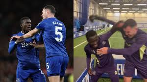 Gueye y Keane se vuelven a pelear... esta vez de broma tras el entrenamiento