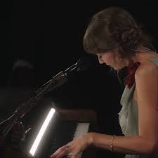 Taylor Swift’s Grammy Museum Performance Features HQ Footage of Her New Diamond Wedding Band