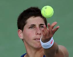 La tenista española Carla Suárez Navarro sirve una bola a la rusa Nadia Petrova durante el partido de la primera ronda del torneo de tenis de Dubai ... - 1392647133750g