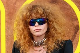 Natasha Lyonne aus Flugzeug geworfen