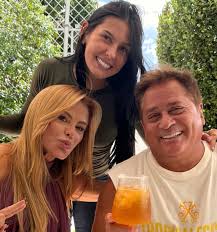 Leonardo e Poliana Rocha ganham visita especial da ex-nora Ana Castela