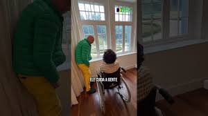 VÍDEO - Neta de Otto Renaux visita a Casa Renaux, em Brusque, acompanhada por Luciano Hang