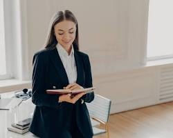 woman writing a business plan resmi