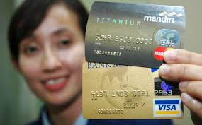 WARTA KOTA, BEKASI - Sudah 10 tahun saya menjadi nasabah setia dan pemegang kartu Visa Mandiri Card, baru kali ini dikecewakan oleh Bank Mandiri. - 20131113kartu-kredit-bank-mandiri