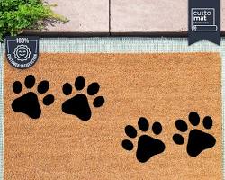 doormat with a pet's paw print on itの画像