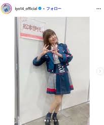 (画像3/32) 松本伊代、AKB48ミニスカ衣装から美脚スラリ「現役アイドルみたい」「似合ってて可愛すぎる」の声