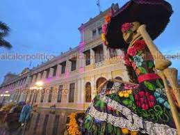 Catrina monumental de nueve metros engalana el Palacio de Orizaba