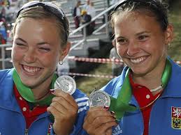 České kajakářky Karolína Kumžáková (vlevo) a Martina Víchová vybojovaly v Račicích titul juniorských vicemistryň světa v závodě na 1000 metrů. - A070729_NO_KAJAKV_V