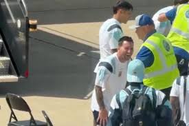 Video: La carcajada de Messi tras el decomiso de un encendedor a uno de sus compañeros en EE.UU.