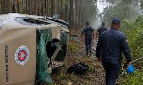 Viatura da Polícia Militar capota na BA-275 e deixa vários policiais feridos em Belmonte; Veja vídeo