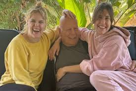 Raridade! Bruce Willis Surge Sorrindo em Fotos com as Filhas! - Imagen ilustrativa del artículo