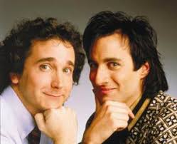 ¿Quién no se acuerda de Balki y de su primo Larry? Balki es un joven pastor de ovejas de Mypos, una isla griega, que un día decide vivir una nueva vida en ... - primos-lejanos