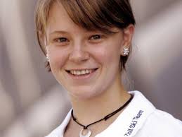 Seit der Saison 2006/2007 steht die damals 16-jährige Miriam Gössner im Biathlon-Nationalkader. Bei den Weltmeisterschaften der Junioren in Ruhpolding 2008 ... - seit-der-saison-2006-2007-steht-die-damals-16-jaehrige-miriam-goessner-im-biathlon-nationalkader-bei-den-weltmeisterschaften-der-junioren-in-ruhpolding-2008-gewann-sie-mit-der-staffel-ihre-erste