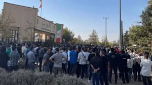 ماموران از تجمع مردم همدان در اعتراض به آزار دختر دانشجو به دست دانشجوی عراقی ممانعت کردند