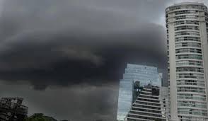 Alerta vermelho: tempo fecha e chuva alaga ruas e avenidas da Grande Vitória