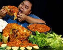 Gambar Hidangan Kepala Kambing Matang yang disajikan dengan bumbu dan lalapan