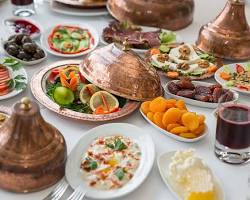 Sahur sofrasında hurma, zeytin, peynir ve çay bulunan bir sofra resmi resmi