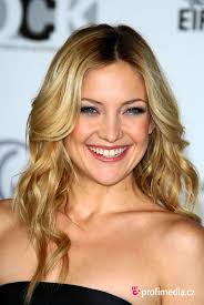 Kate Hudson 2024 Mittlblond Haar & Beach-Frisur Haarstil.
