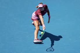 Andreeva drops just four games vs. Sasnovich to make Singapore quarters