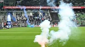 Fußball-Bundesliga: Leuchtraketen fliegen: DAZN unterbricht Übertragung