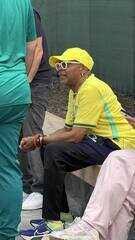 De camisa do Brasil, Spike Lee assiste ao treino da Seleção e elogia Neymar: "É meu cara"