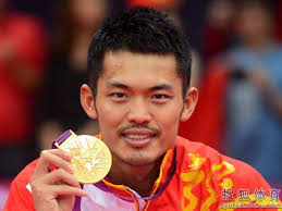 Lin Dan shows the gold medal he won at the 2012 London Olympic Games. [photo:sports.sohu.com]. Anchor: At the recently concluded London Olympic Games, ... - 0815lindan