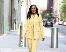 Mindy Kaling’s Gold Accessory Makes Daytime and Nighttime Outfits Better Instantly