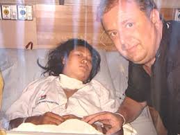 Foto von Gerhard Kopf am Krankenbett seiner Frau. (Bild: ORF) - thailand_krankenbett_big