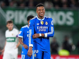 🔴 Mbappé cruza el campo, Rodrygo remata, paradón de Peña