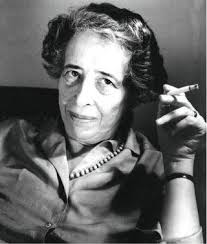 Nel 1961 la filosofa tedesca Hannah Arendt seguì le 120 sedute del processo Eichmann come inviata del settimanale New Yorker a Gerusalemme. Otto Adolf ... - adolf-eichmann-un-criminale-moderno-processo--L-ututBO