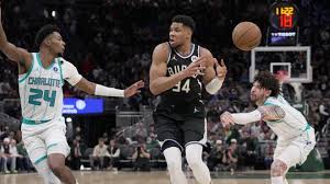 The Bucks face Golden State tonight. Are Giannis, Stephen Curry playing?
