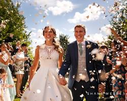 Imagine cu Confetti at a wedding