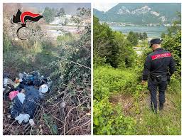 L'uomo ripreso mentre lancia i rifiuti