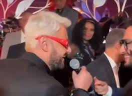 رامز جلال يغني مع حمادة هلال: «لو بقيت مغني هاقعدكم في البيت» (فيديو)