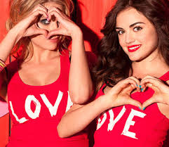 Résultat de recherche d'images pour "lucy hale et ashley benson bongo"