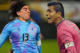 Oswaldo Sánchez vuelve a generar polémica con un comentario a Guillermo Ochoa; el ex de Chivas lo tiene claro