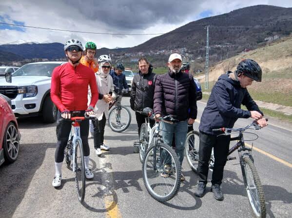 Turkish governor Mehmet Fatih Cicekli sacked after wearing “tight” cycling kit while promoting cycling; petition for reinstatement draws over 10,000 signatures