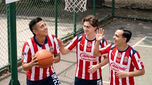 Chivas prefiere practicar básquet previo al duelo ante Atlas en el Clásico Tapatío