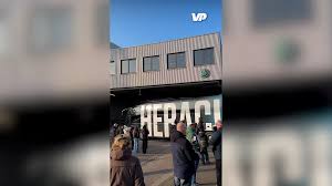 Vijandige aankomst Heracles-bus bij De Kuip: 'Ik hoop op een klapband!'